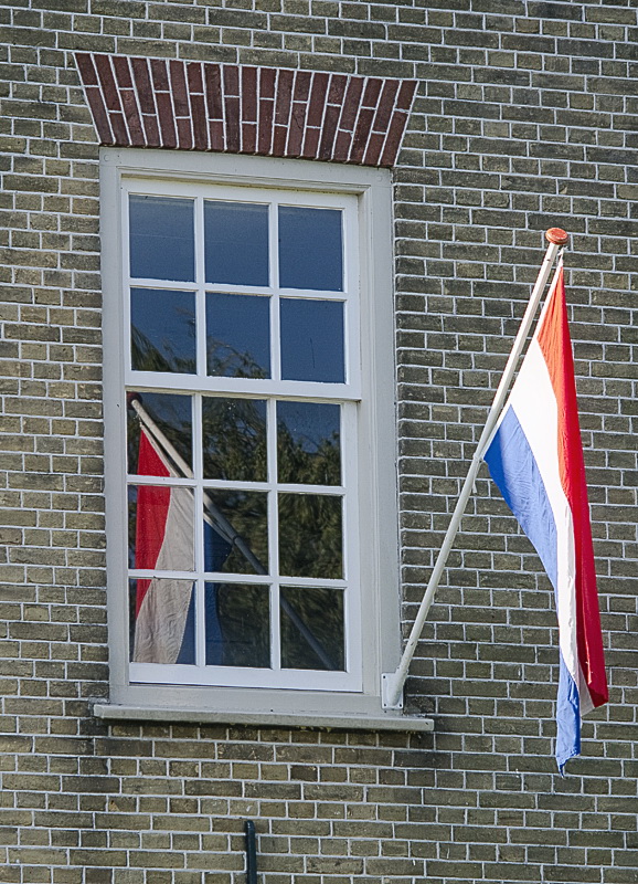 Holland 04-2014 ---20140426_0053.jpg - Heute feiern die Holländer den Geburtstag ihres Königs. Jeder Holländer der was auf sich hält hat die holländische Nationalfahne vor senem Haus angebracht
